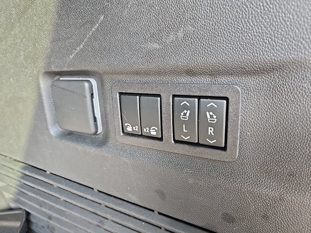 Used 2023 GMC Yukon XL Denali AWD/4WD image 16