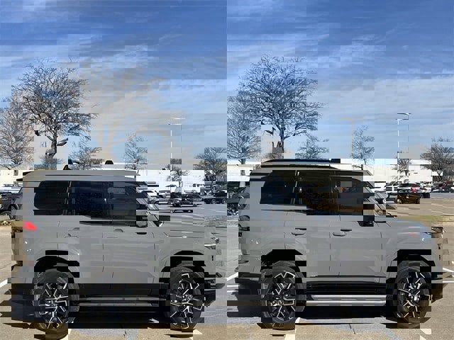 Used 2024 Lexus GX 550 image 3