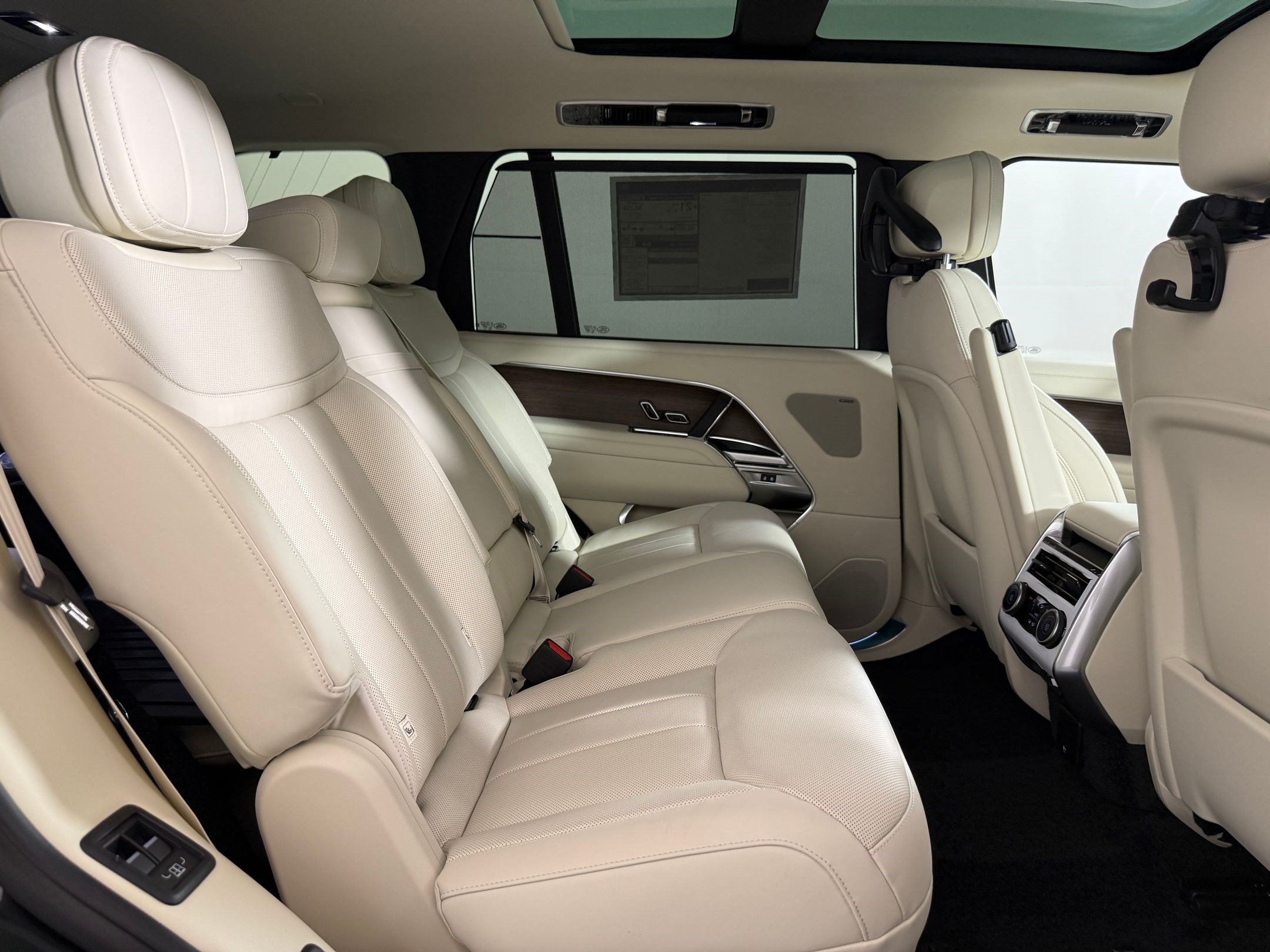 New 2026 Land Rover Range Rover Long Wheelbase SE AWD/4WD image 28