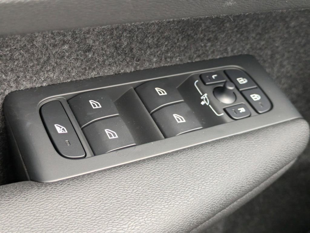 New 2025 Volvo XC40 B5 Core w/ Protection Package Premier image 29