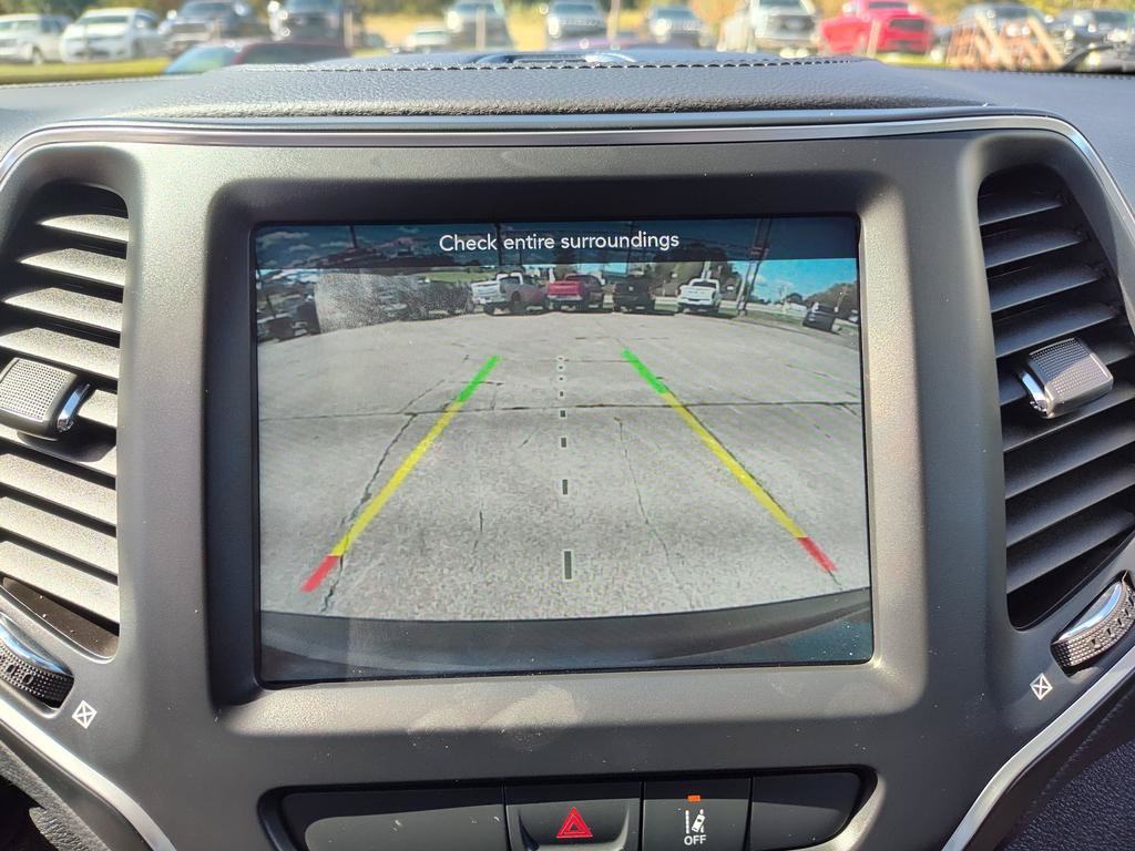 Used 2022 Jeep Cherokee Latitude w/ Trailer Tow Group AWD/4WD image 23