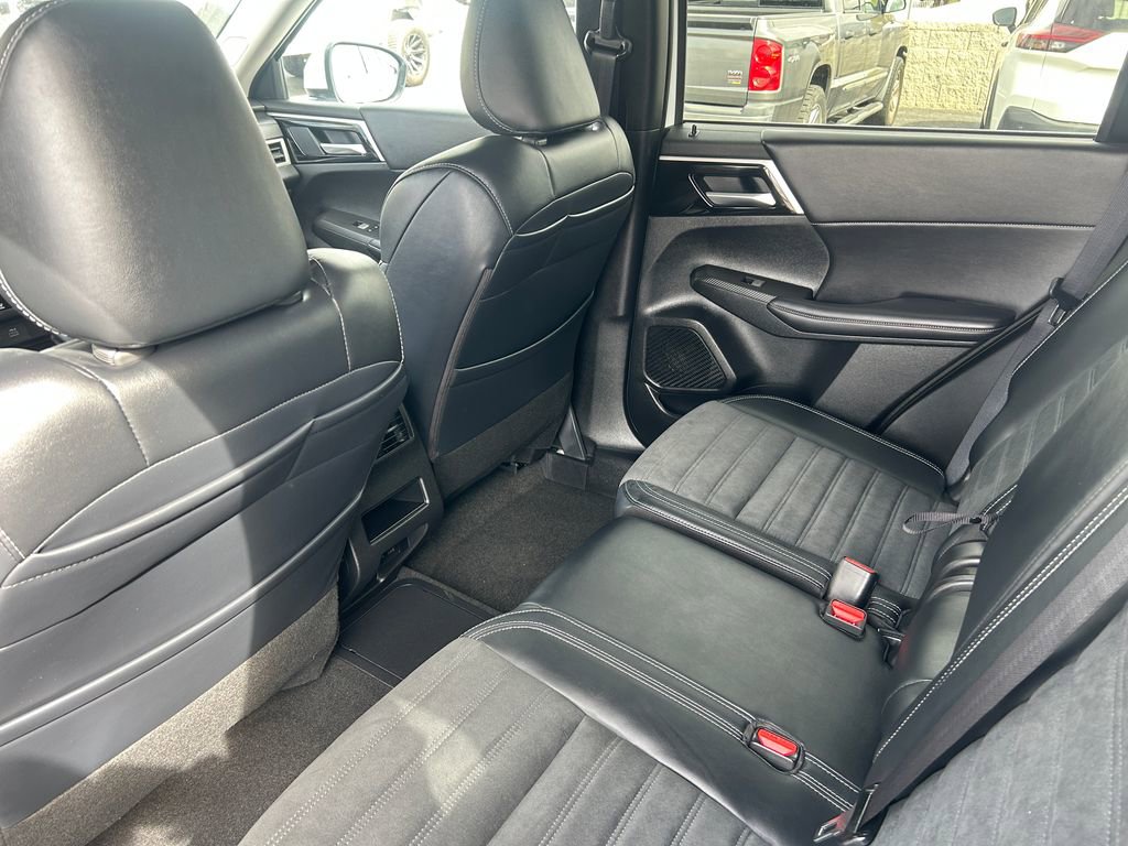 Used 2025 Mitsubishi Outlander 4WD Plug-In Hybrid image 33