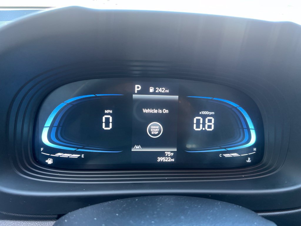 Used 2025 Hyundai Venue SEL FWD image 3