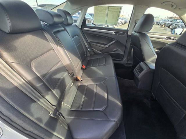 Used 2018 Volkswagen Passat 2.0T R-Line w/ R-Line Lighting Package FWD image 12