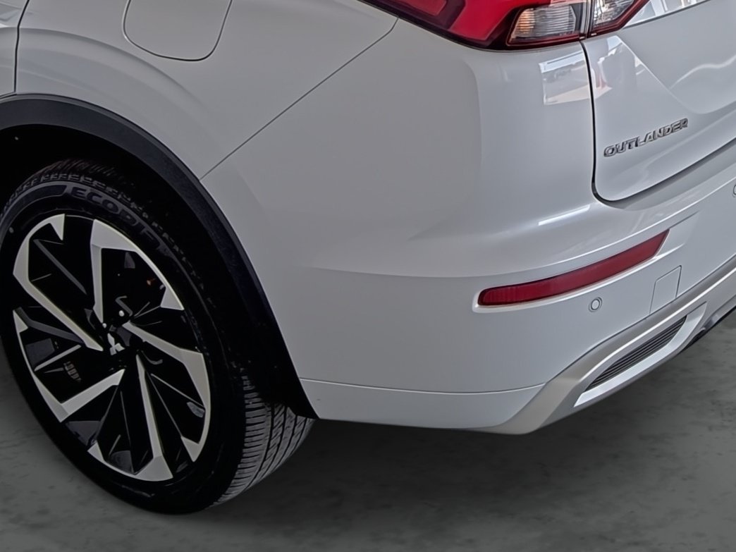 Used 2024 Mitsubishi Outlander 4WD Plug-In Hybrid image 9