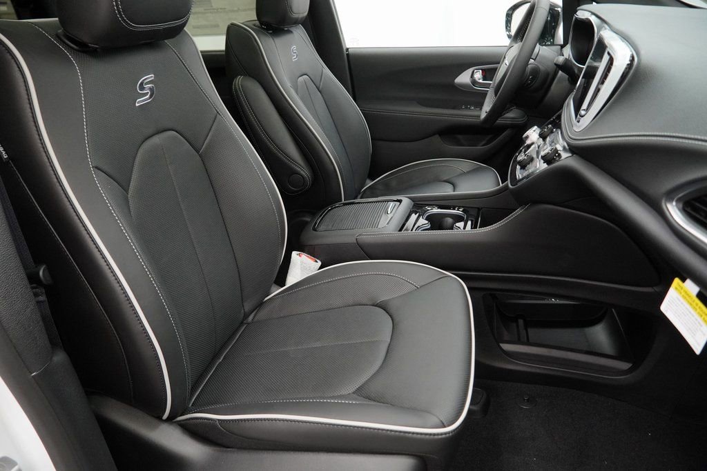 New 2026 Chrysler Pacifica Limited w/ S Appearance Package image 32