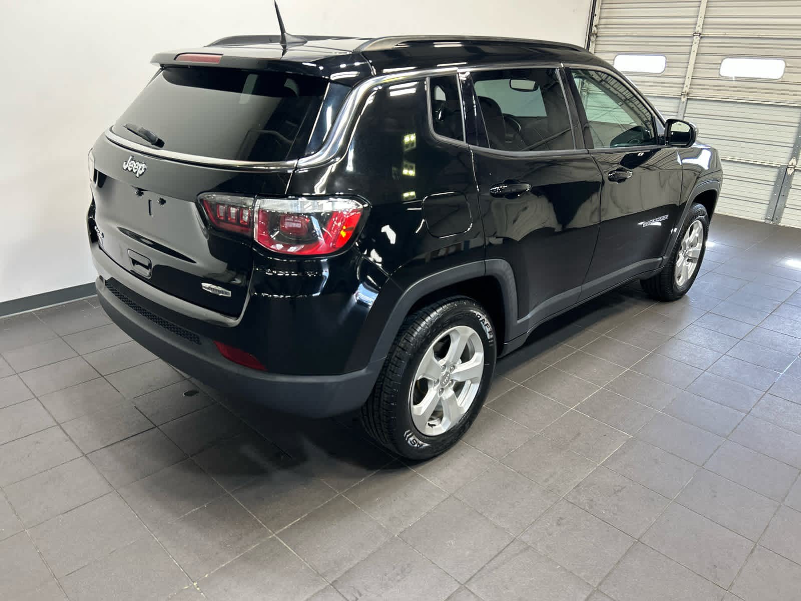 Used 2018 Jeep Compass Latitude w/ Popular Equipment Group AWD/4WD image 3