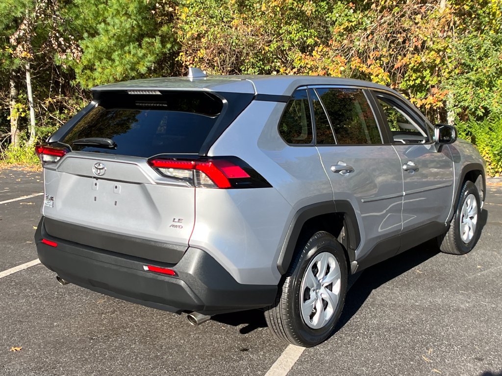Used 2024 Toyota RAV4 LE AWD/4WD image 5