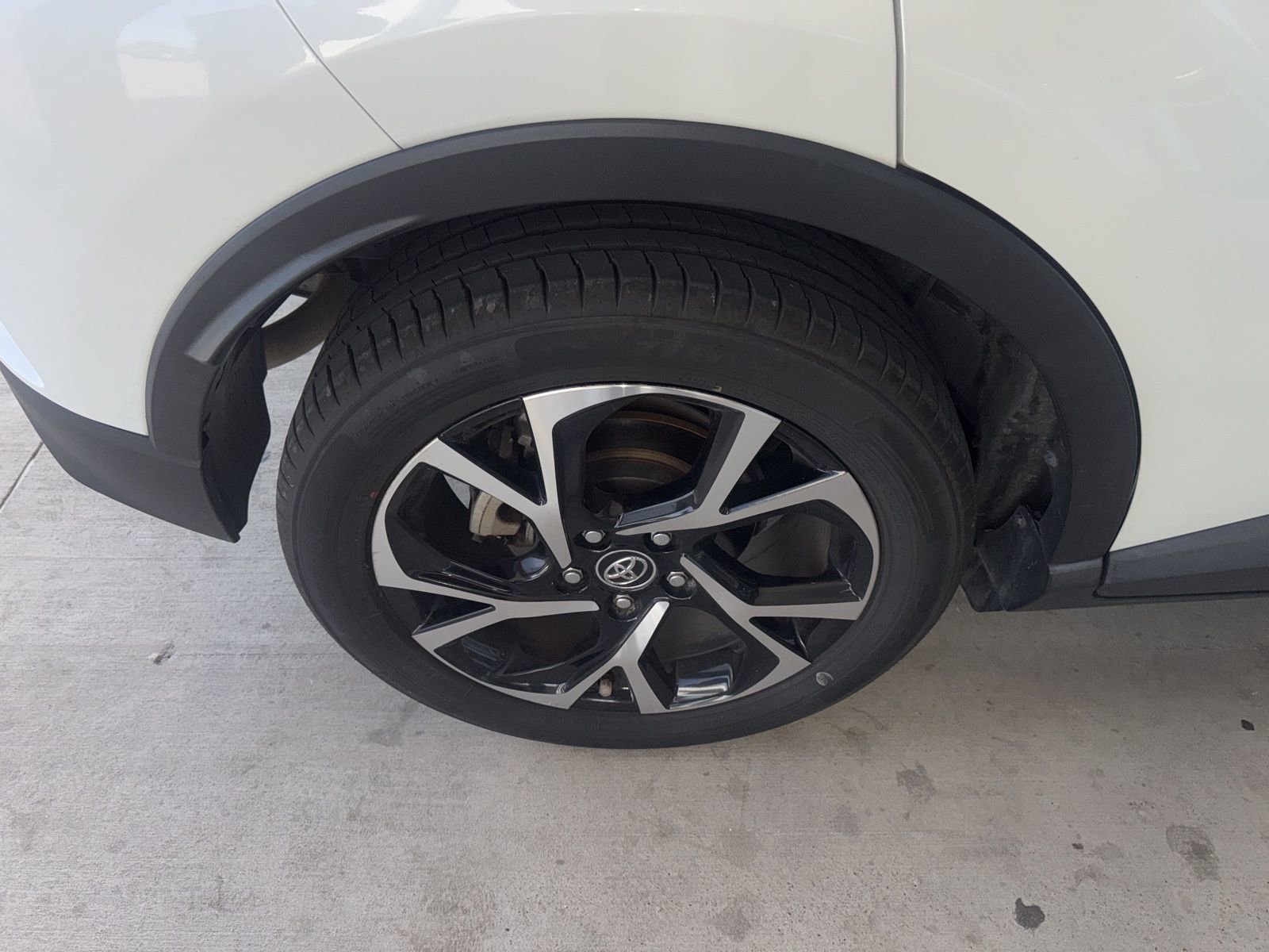 Used 2018 Toyota C-HR XLE image 16