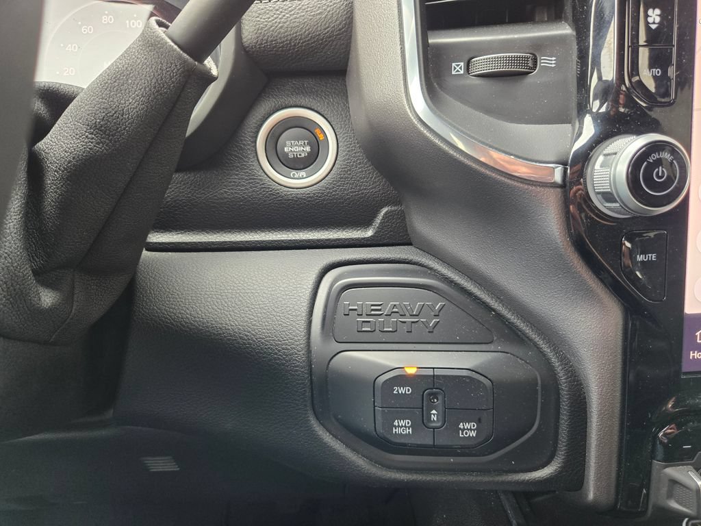 Used 2025 RAM 2500 Laramie AWD/4WD image 32