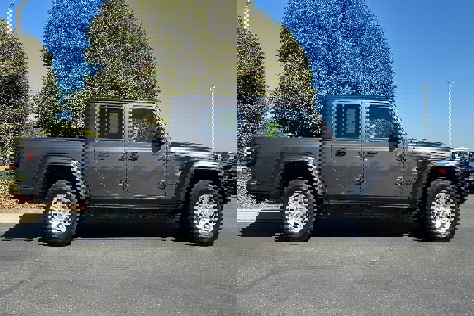 Used 2022 Jeep Gladiator Sport image 3