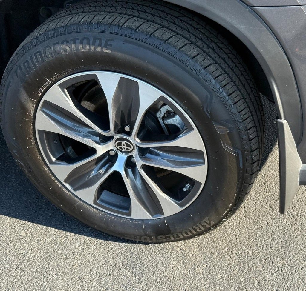 Certified 2024 Toyota Highlander XLE image 9