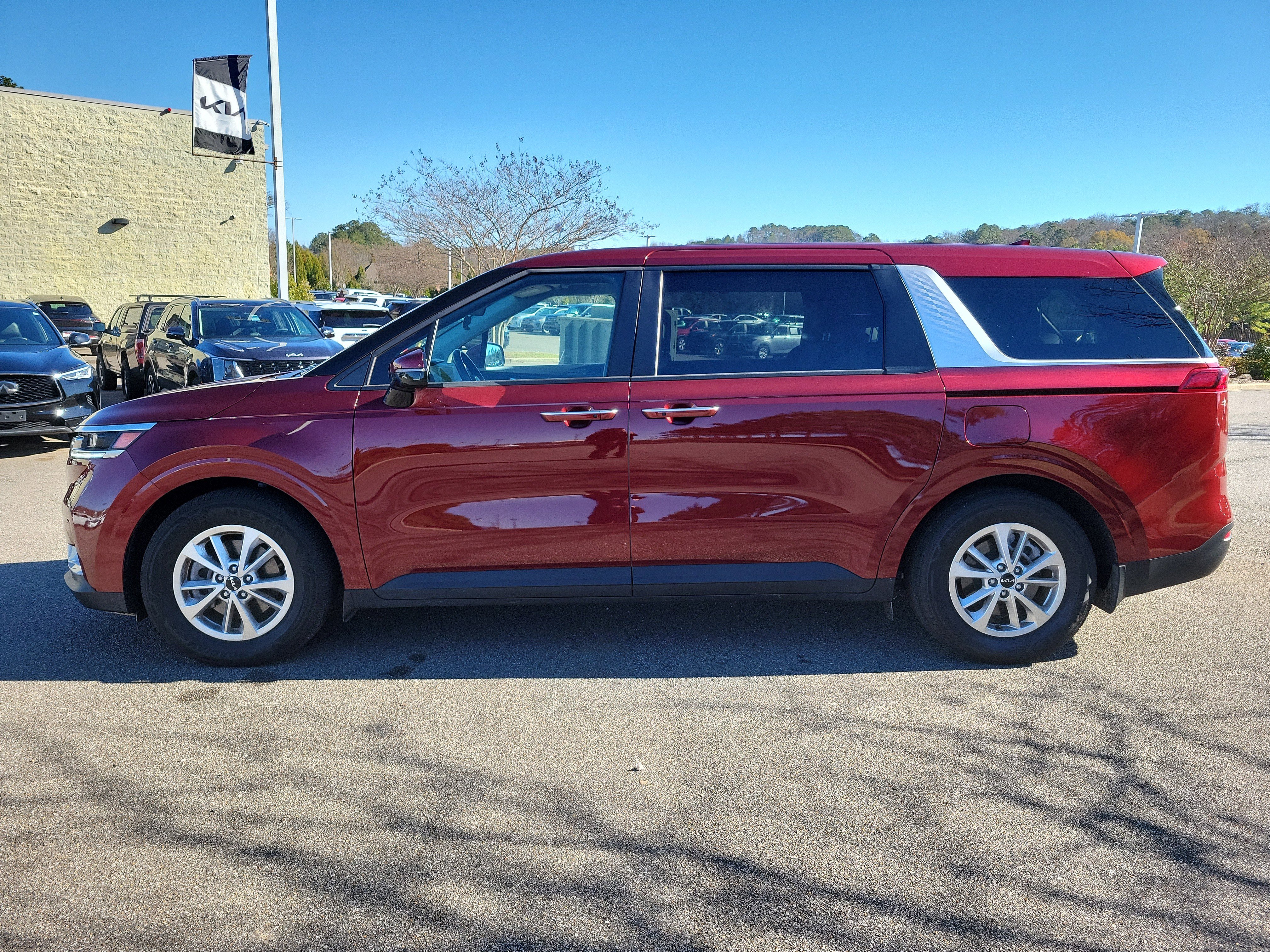 Used 2023 Kia Carnival LX image 25