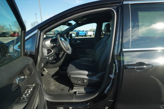 New 2026 Chrysler Pacifica Select FWD image 10