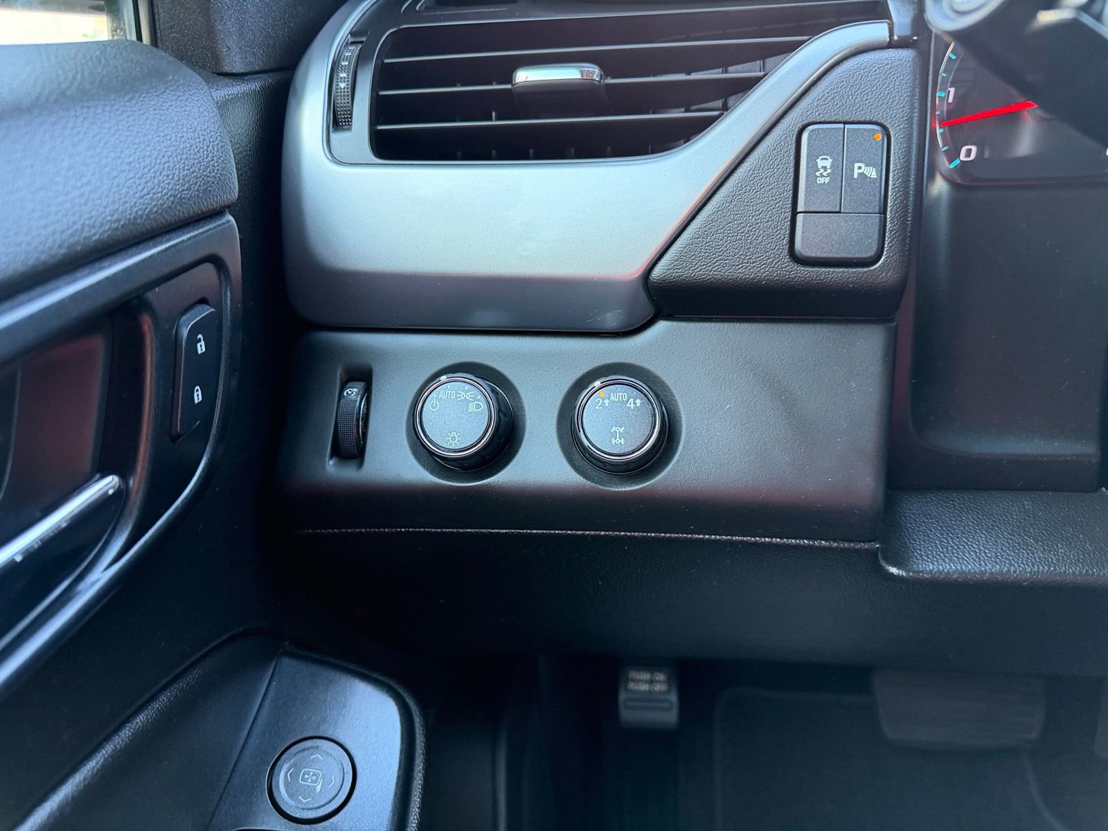 Used 2019 Chevrolet Suburban LS image 12