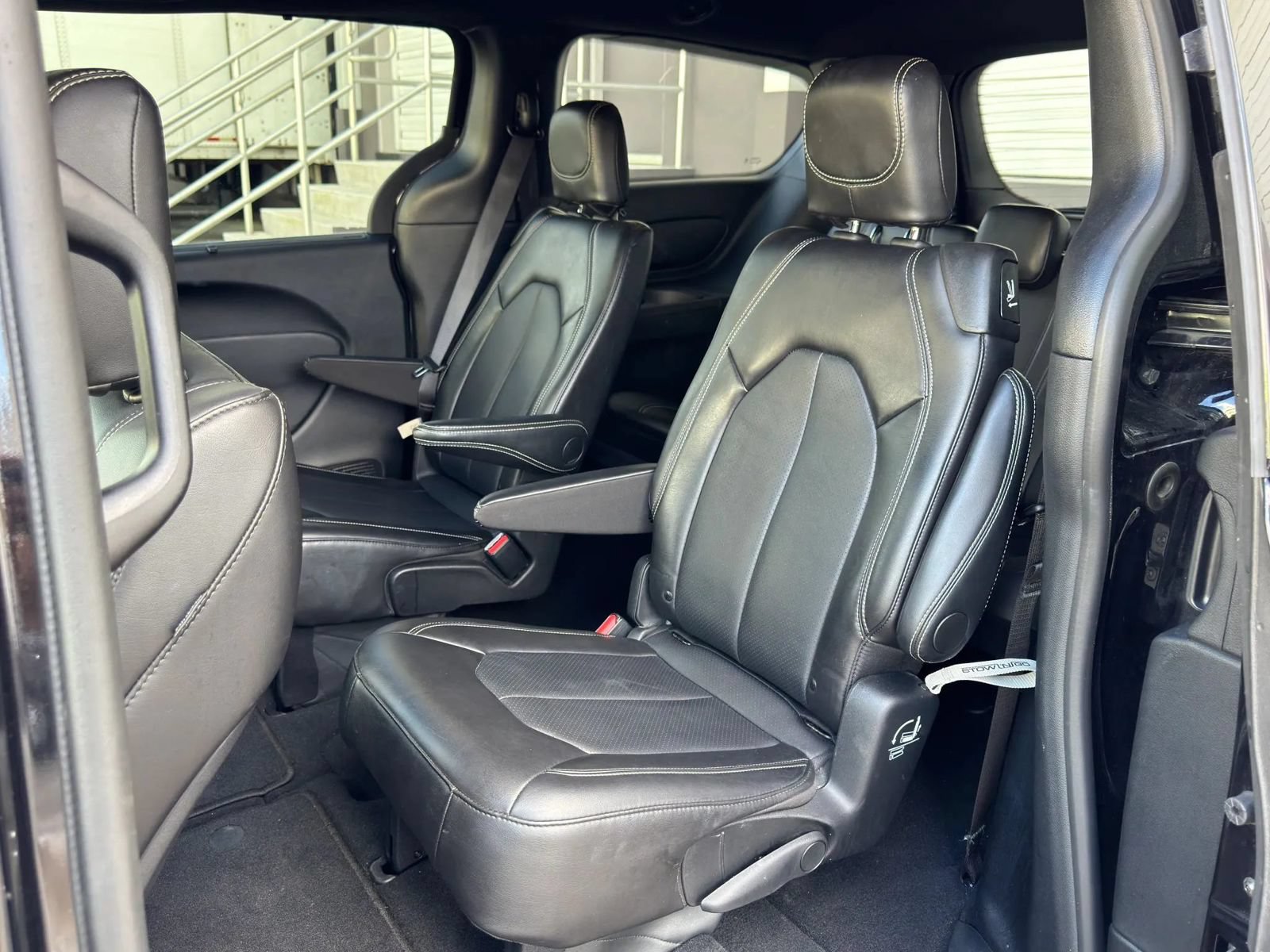 Used 2025 Chrysler Pacifica Select FWD image 10