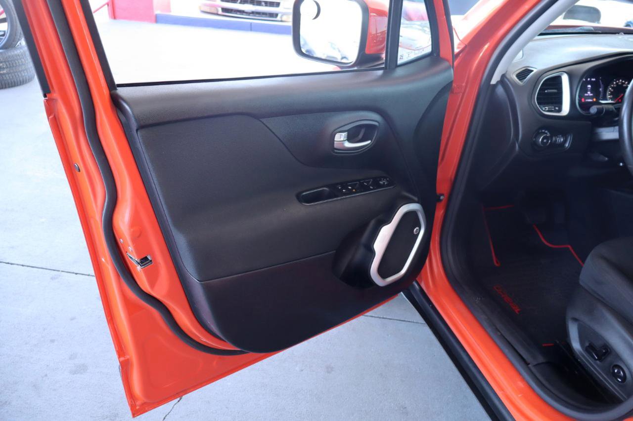 Used 2018 Jeep Renegade Latitude w/ Popular Equipment Group FWD image 12