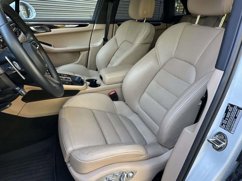 Certified 2025 Porsche Macan image 6