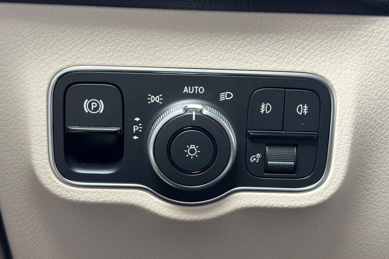 Certified 2025 Mercedes-Benz GLB 250 image 33