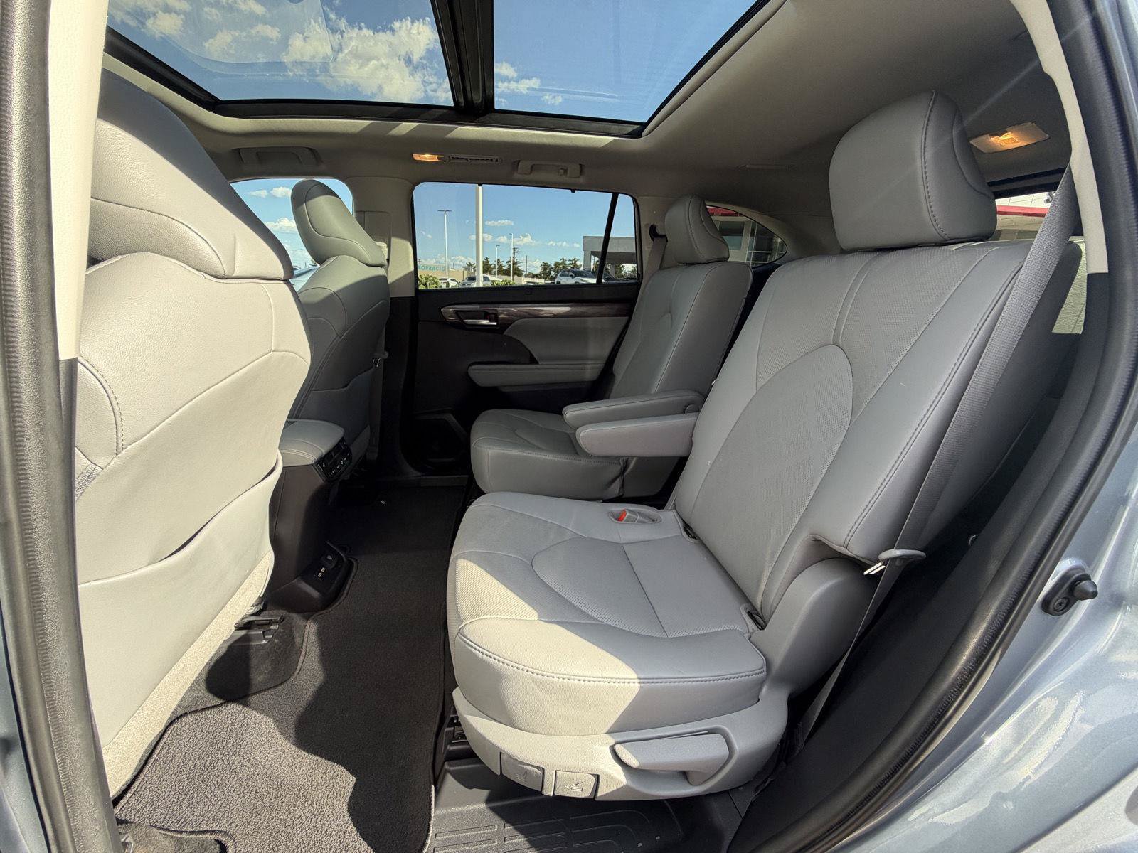 Used 2021 Toyota Highlander Platinum FWD image 17