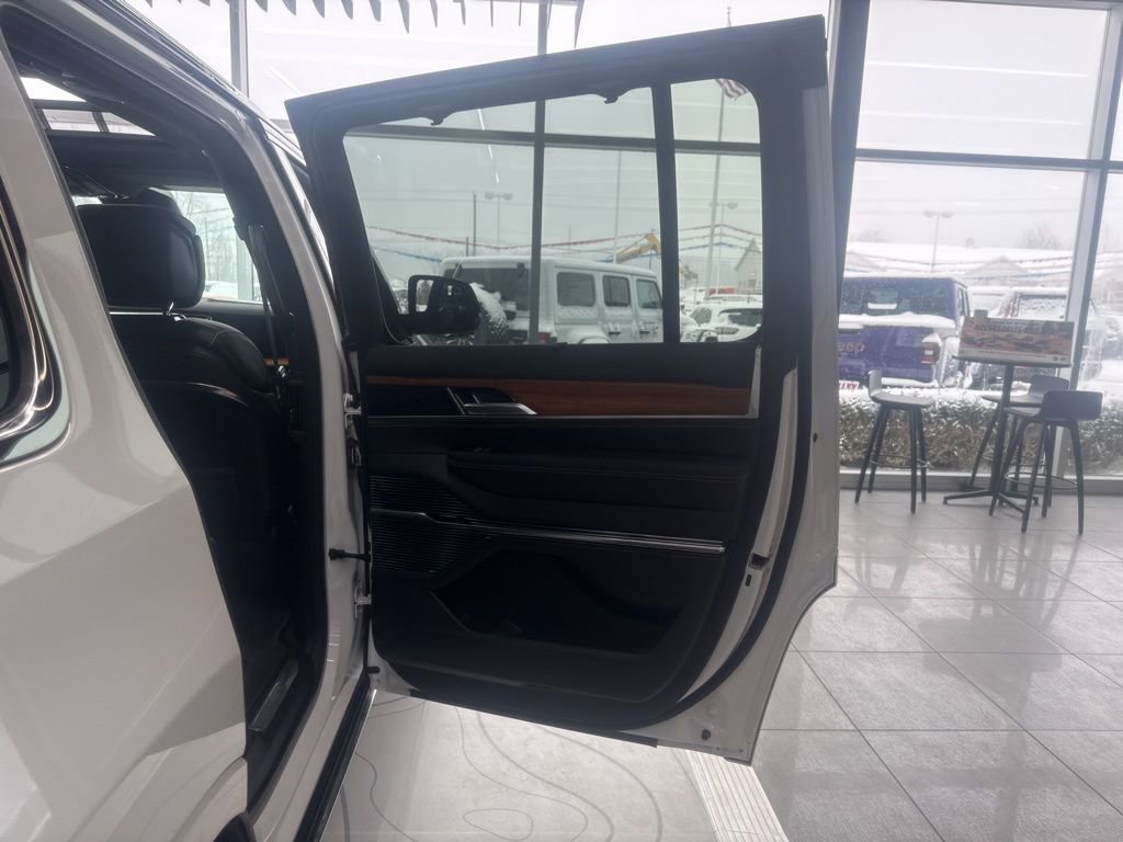 New 2025 Jeep Grand Wagoneer Series III w/ HD Trailer Tow Package image 45