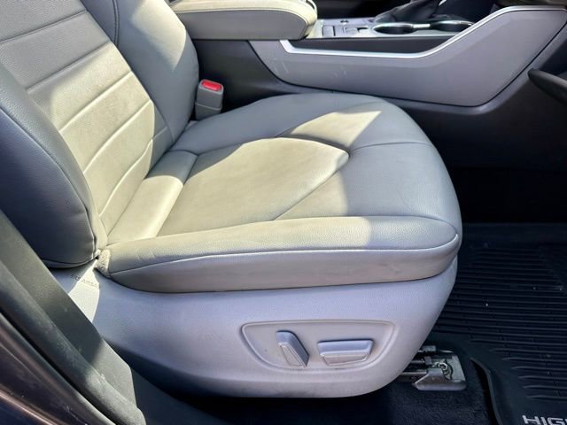Used 2020 Toyota Highlander XLE image 26
