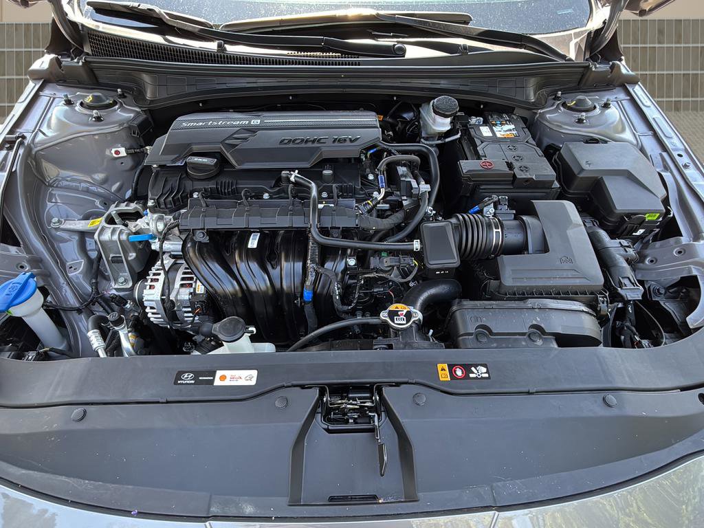 Used 2025 Hyundai Elantra SE FWD image 12