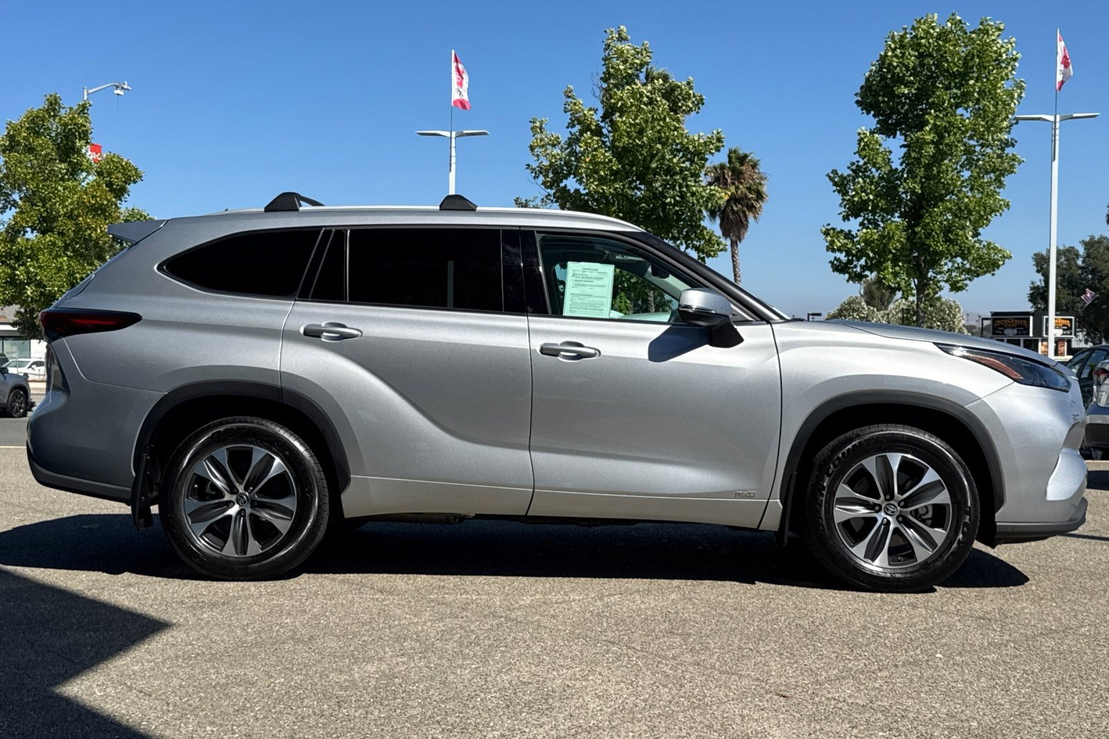 Used 2022 Toyota Highlander XLE AWD/4WD image 8