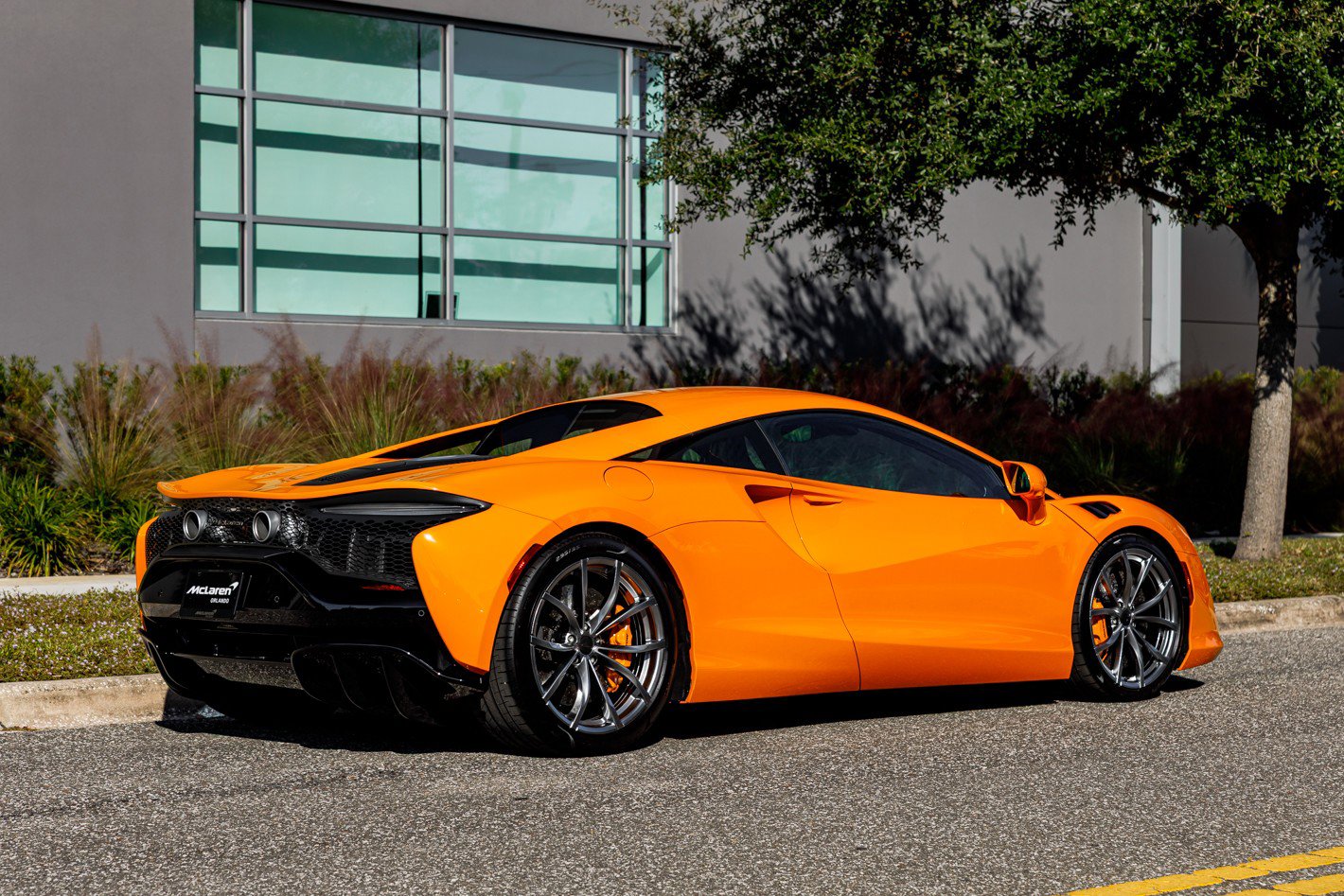 Used 2025 McLaren Artura image 9