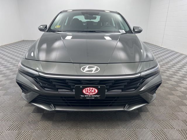 Used 2025 Hyundai Elantra SE image 3