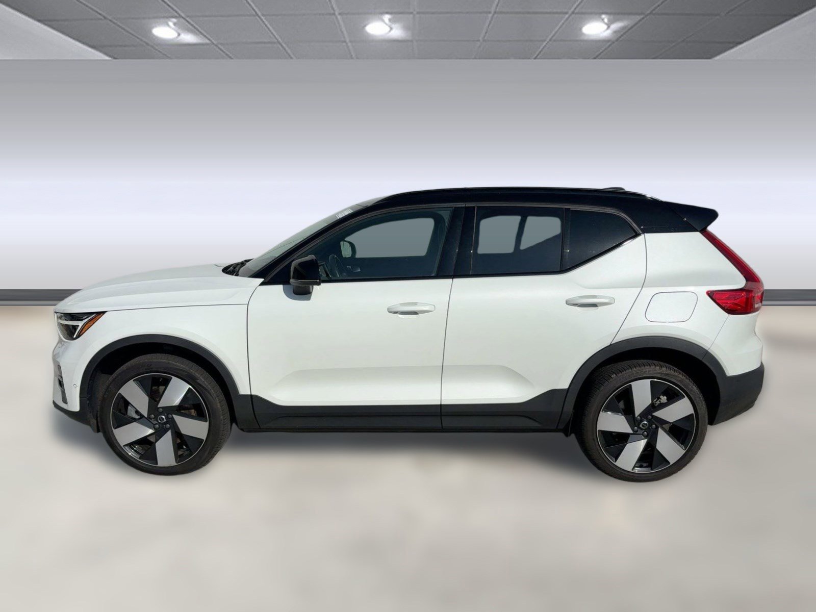 Certified 2023 Volvo XC40 Recharge Ultimate image 2