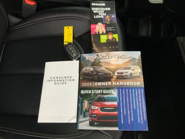 Used 2025 Chrysler Pacifica Select image 17