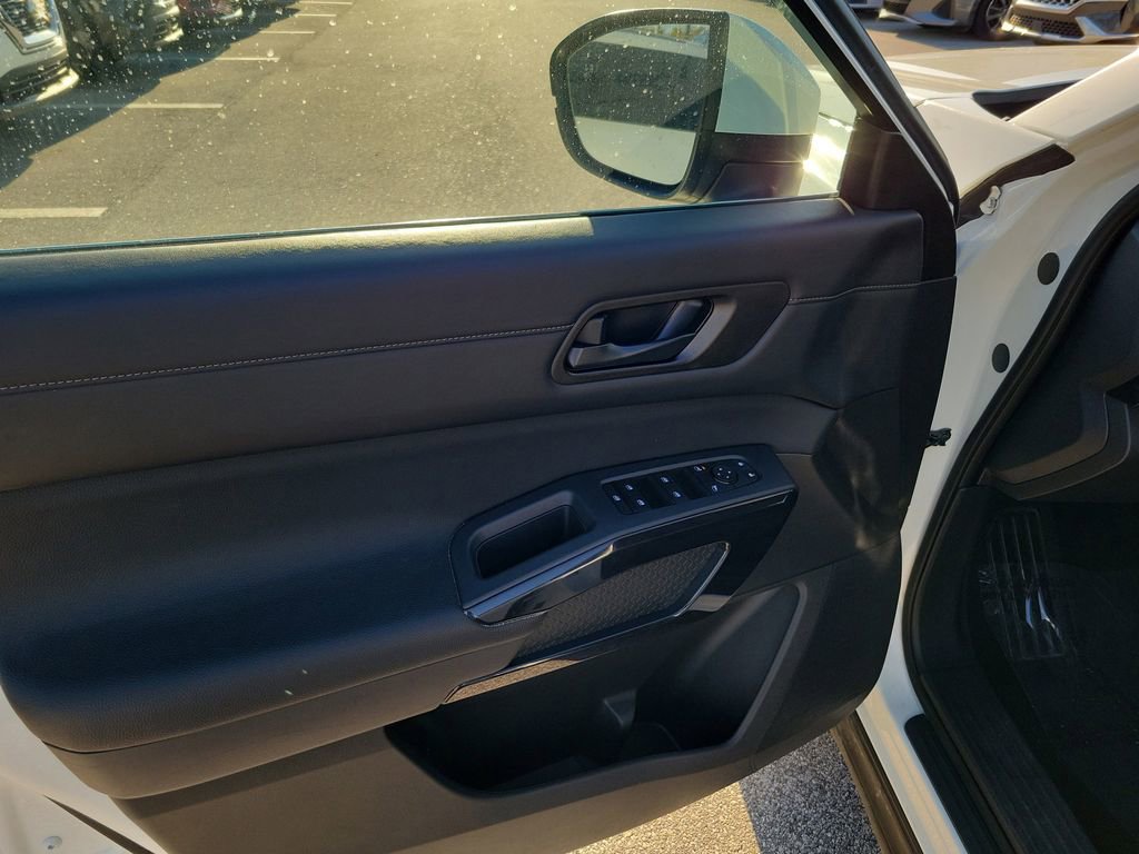 Used 2025 Nissan Pathfinder SV image 22