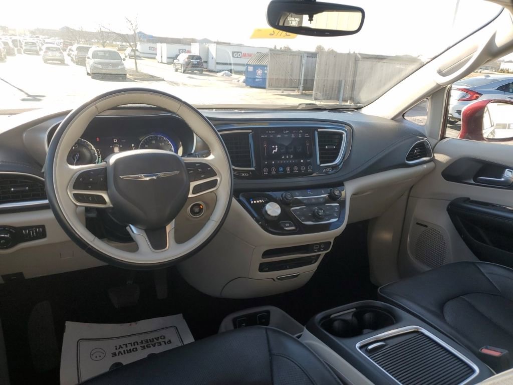 Used 2018 Chrysler Pacifica Limited image 34