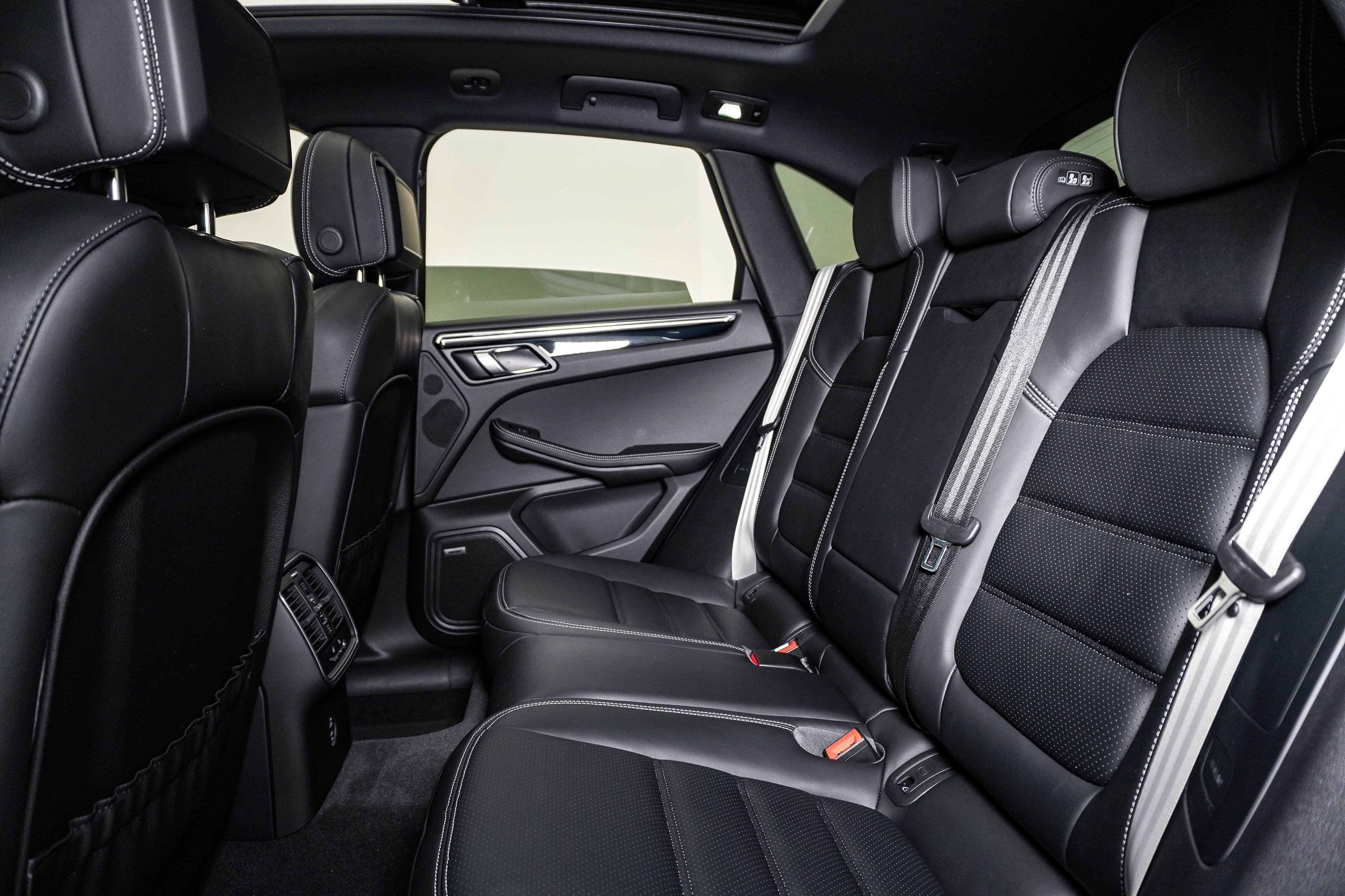 Certified 2026 Porsche Macan Turbo AWD/4WD image 17