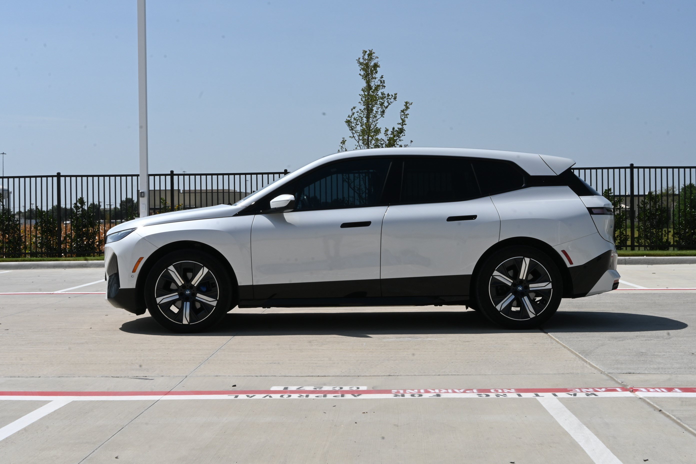 Used 2024 BMW iX xDrive50 w/ Premium Package AWD/4WD image 6