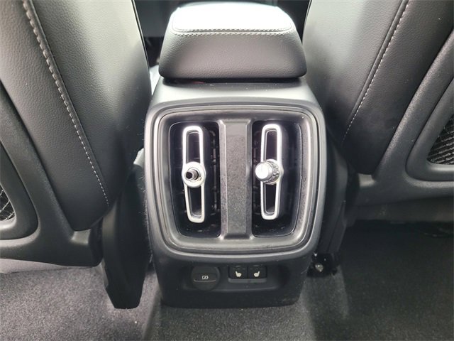Used 2023 Volvo XC40 B5 Plus image 17
