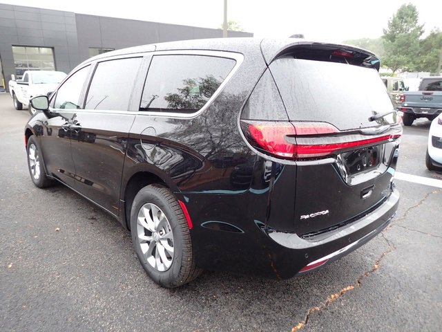 New 2026 Chrysler Pacifica Select image 3