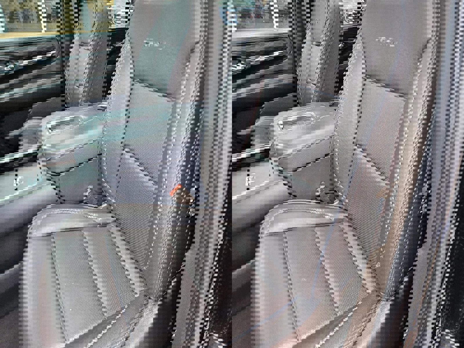 Used 2021 GMC Yukon Denali w/ Denali Premium Package image 22