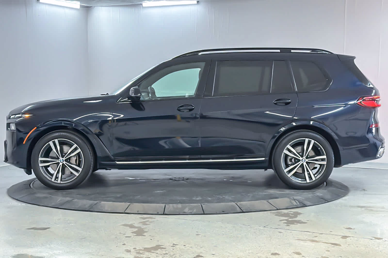 Used 2024 BMW X7 xDrive40i w/ M Sport Package AWD/4WD image 5