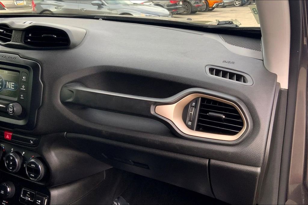 Used 2016 Jeep Renegade Limited image 18
