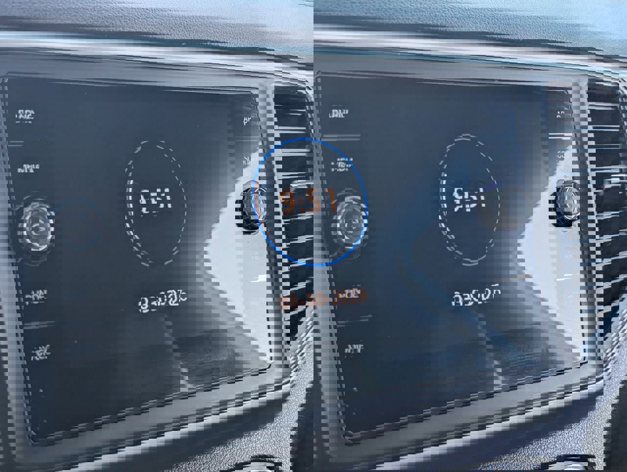 Used 2020 Volkswagen Atlas Cross Sport SE w/ Panoramic Sunroof Package image 23