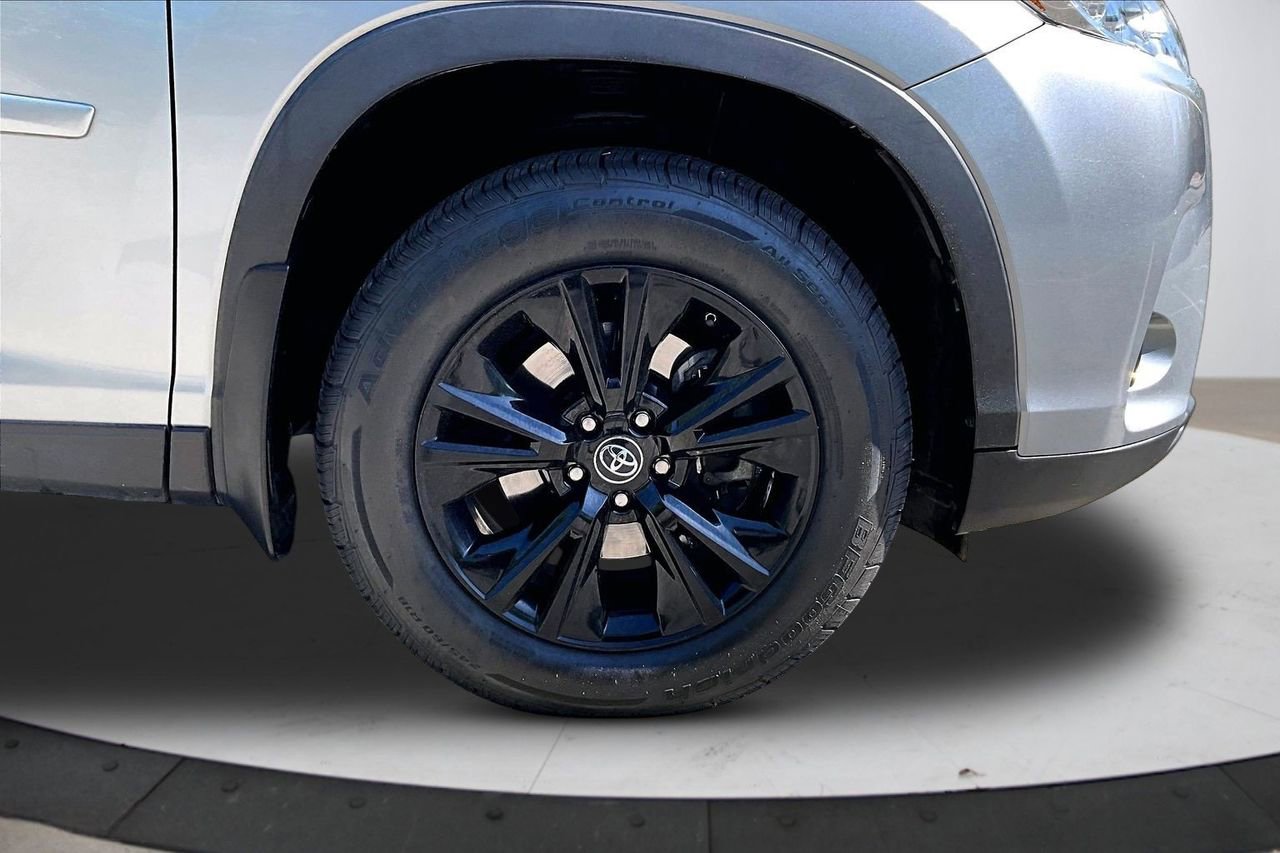 Used 2019 Toyota Highlander LE w/ Protection Package #3 image 32