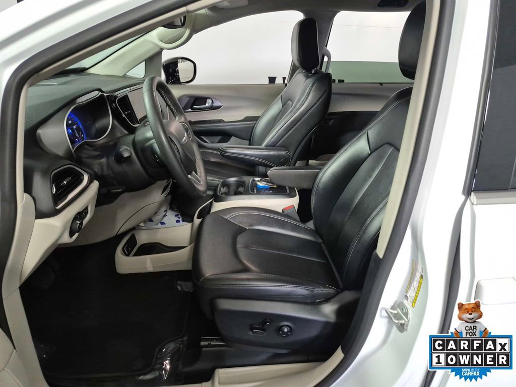 Used 2024 Chrysler Pacifica Touring-L image 9