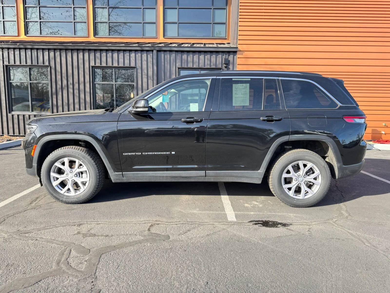 Used 2022 Jeep Grand Cherokee Limited AWD/4WD image 2
