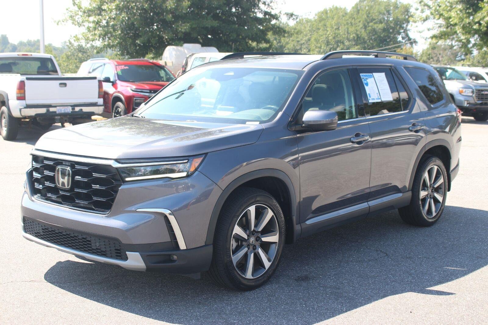 Used 2024 Honda Pilot Touring image 3