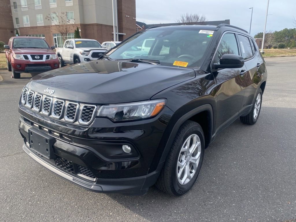 Used 2024 Jeep Compass Latitude image 3