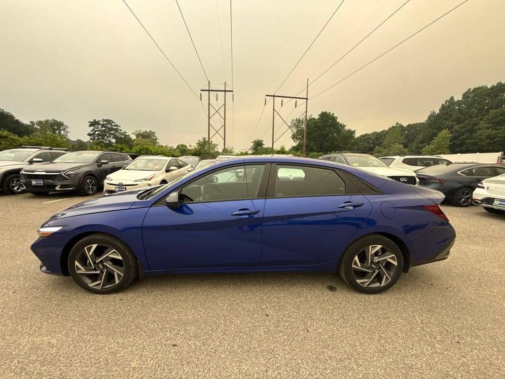 Used 2025 Hyundai Elantra Sport FWD image 2