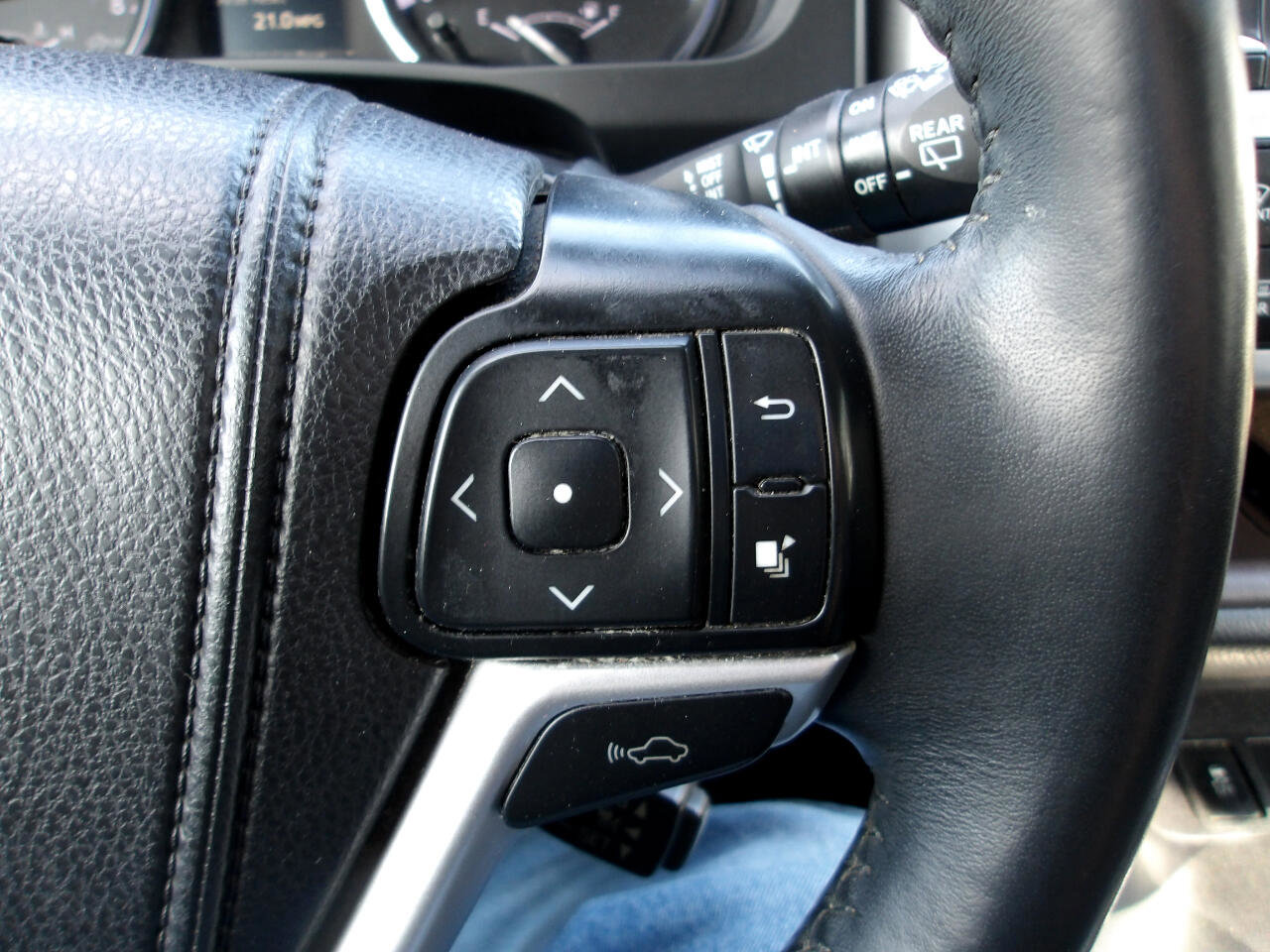 Used 2015 Toyota Highlander Limited w/ Driver Technology Package AWD/4WD image 18