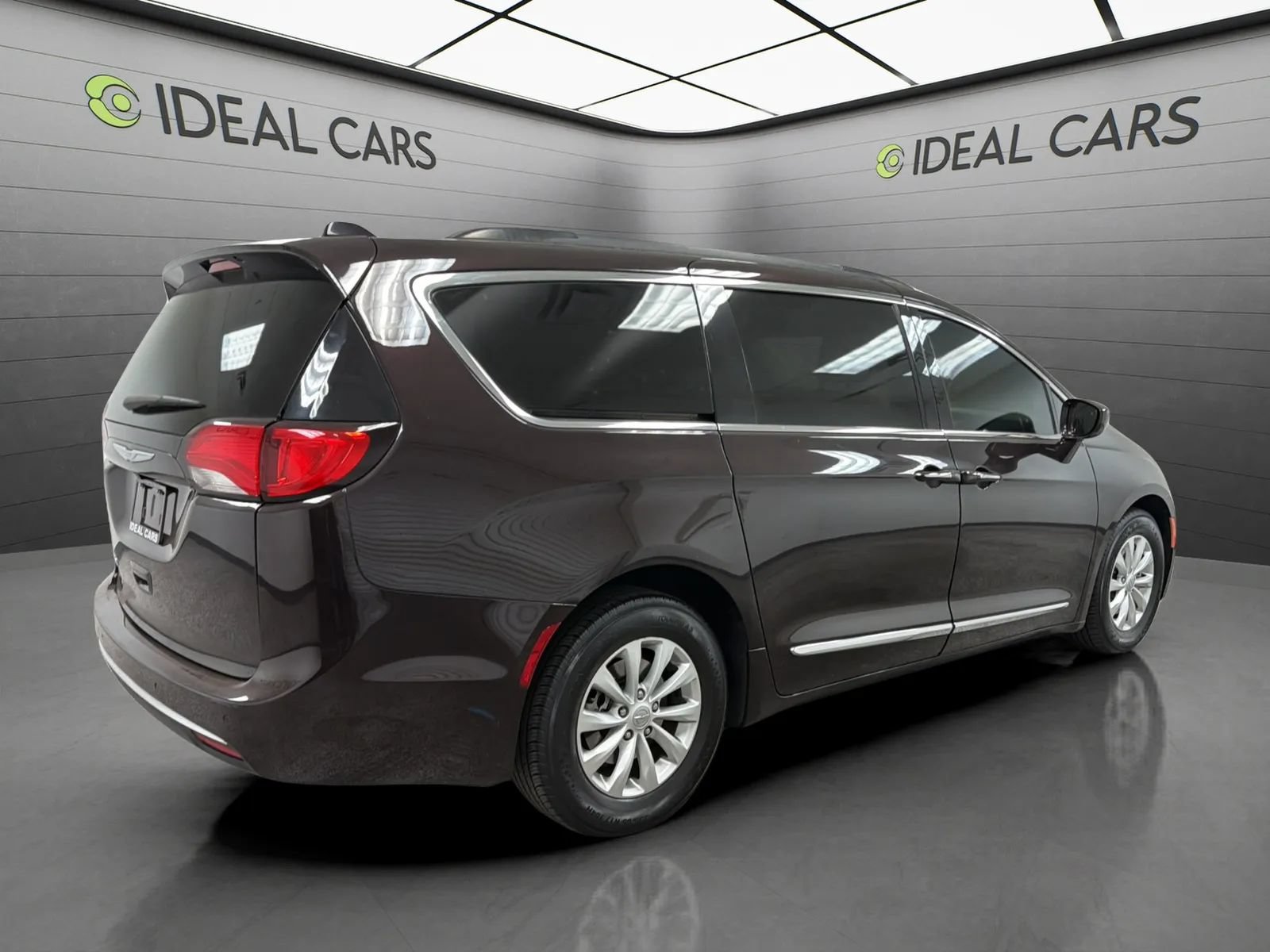 Used 2017 Chrysler Pacifica Touring-L FWD image 5